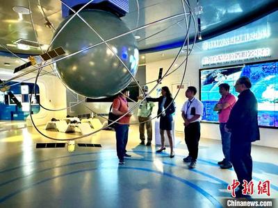 从手工铜灯到北斗卫星 巴基斯坦媒体人在新疆见证丝路之“变”